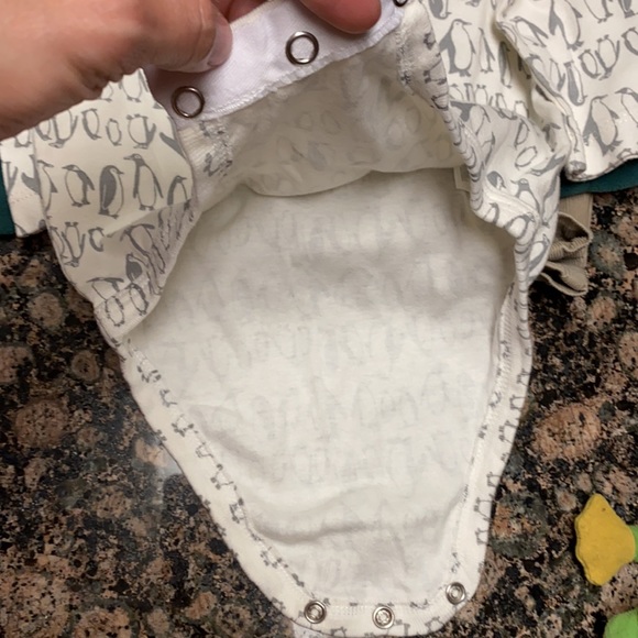 Carter’s fleece vest and onesie set penguin print - Picture 8 of 9